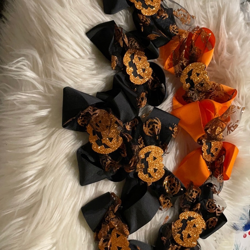 Bundle of 8 Halloween bows!‎